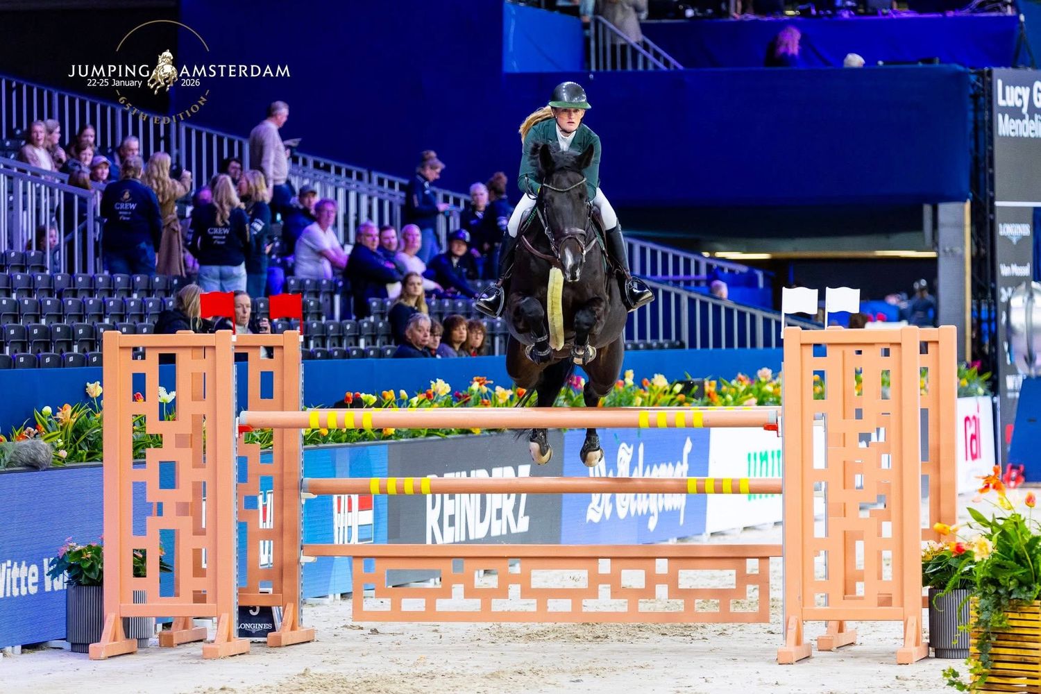 Lucy Groenen springt met haar paard