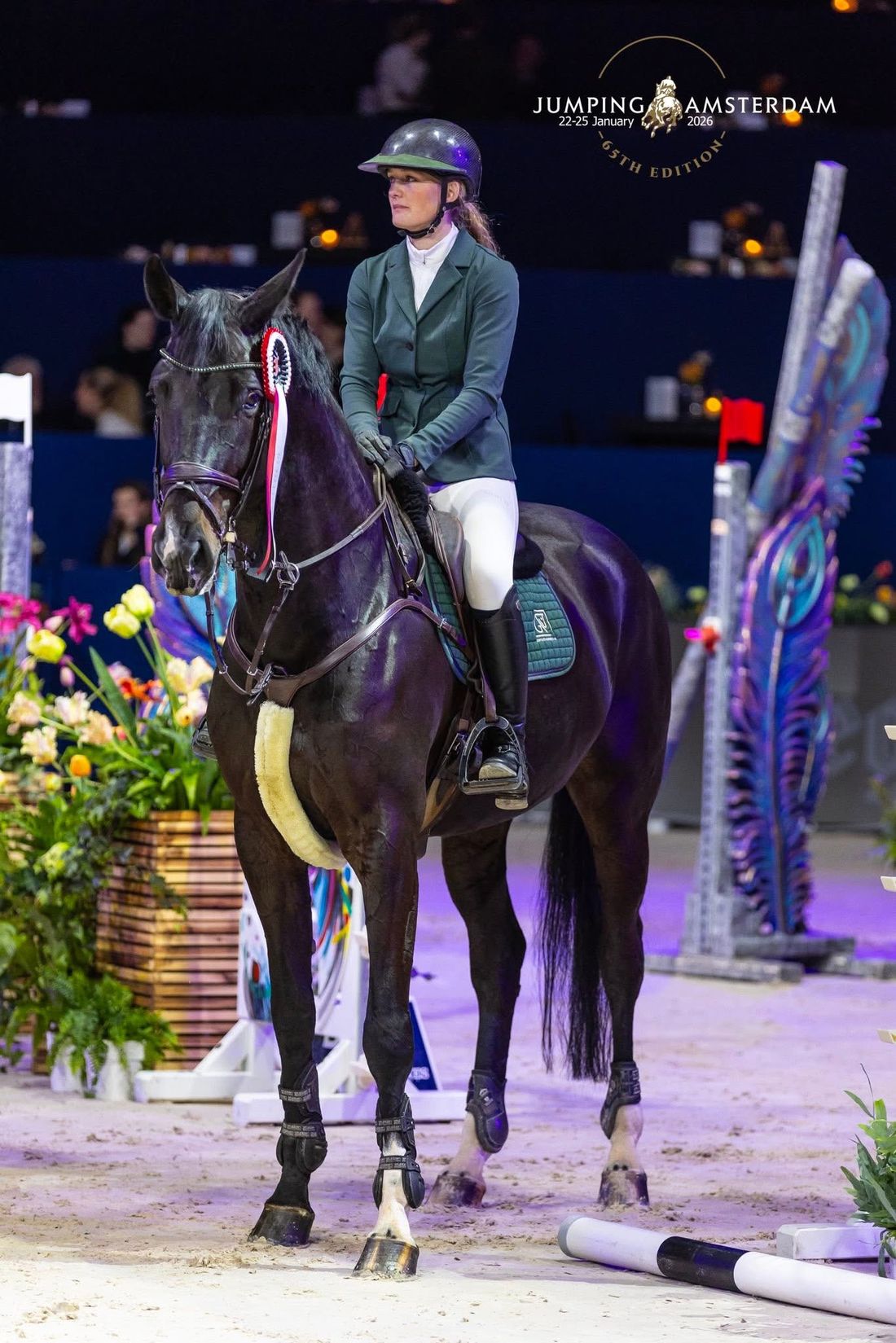 Lucy Groenen te paard met rozet